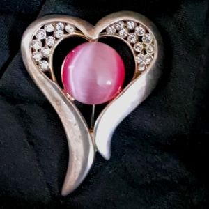 3/15 FREE  heart-shaped broach pin silver tone setting crystals pink center vntg